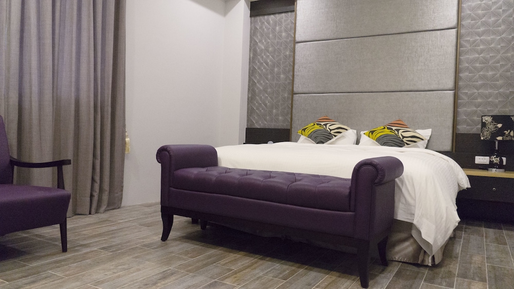 Deluxe Studio Suite, 1 Queen Bed, Courtyard Area photo 2