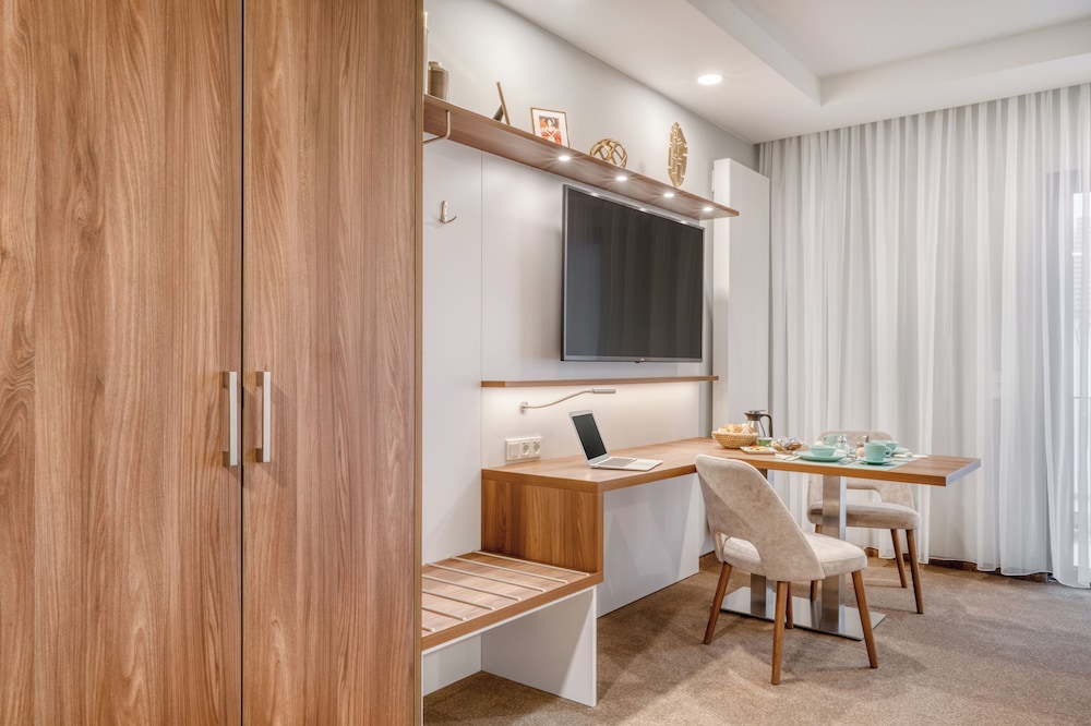 Deluxe Double Room, 1 King Bed with Sofa bed, Non Smoking, Balcony photo 3