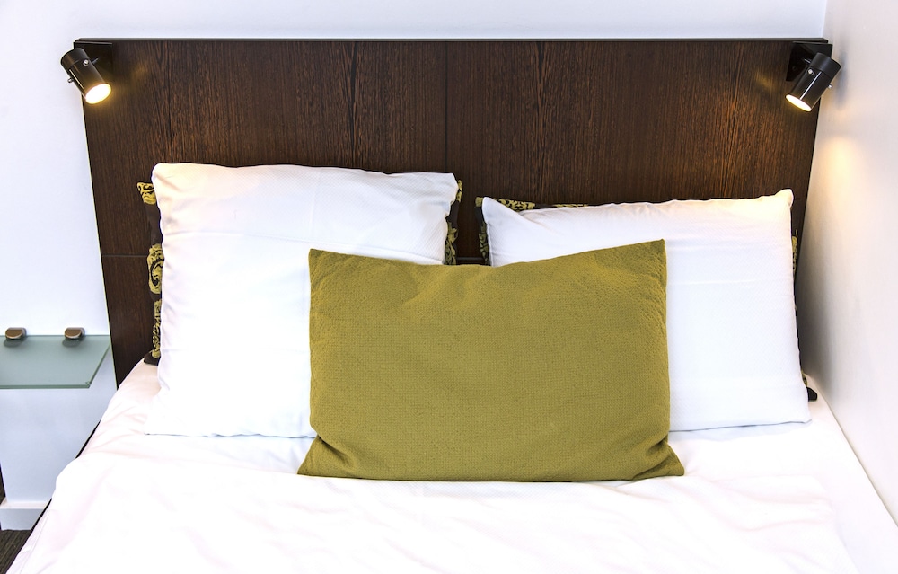 Standard Room, 1 Queen Bed (Bed 140 cm wide) photo 3