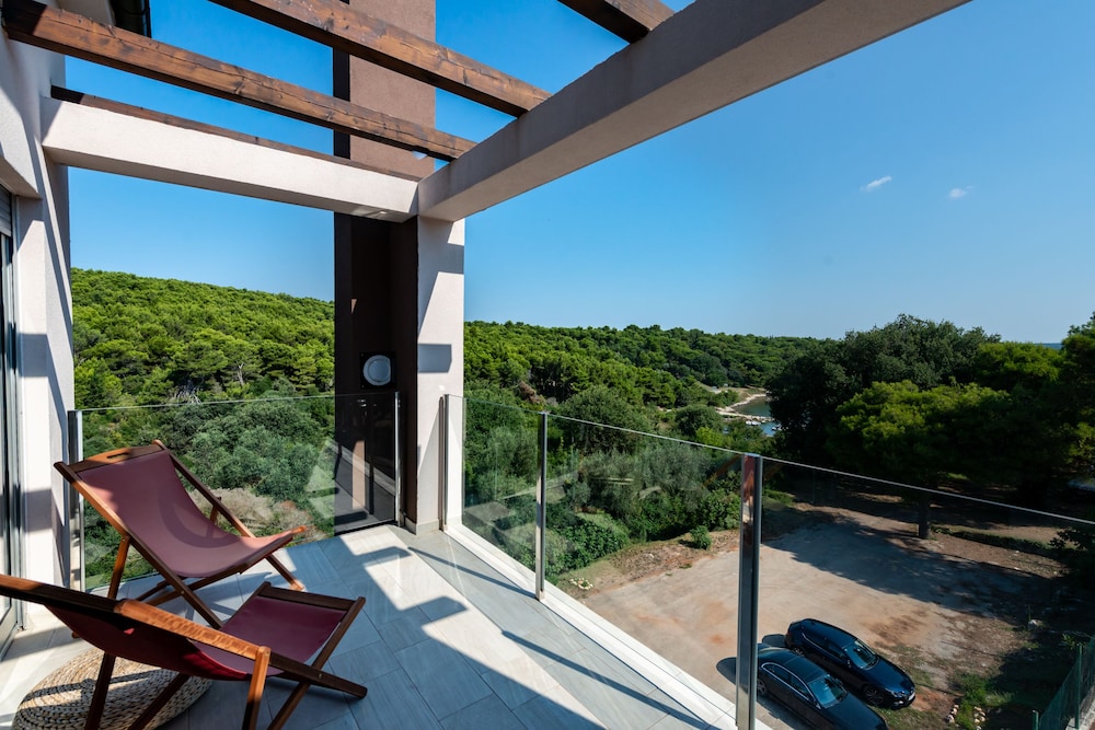 Suite, 2 Bedrooms, Balcony photo 3