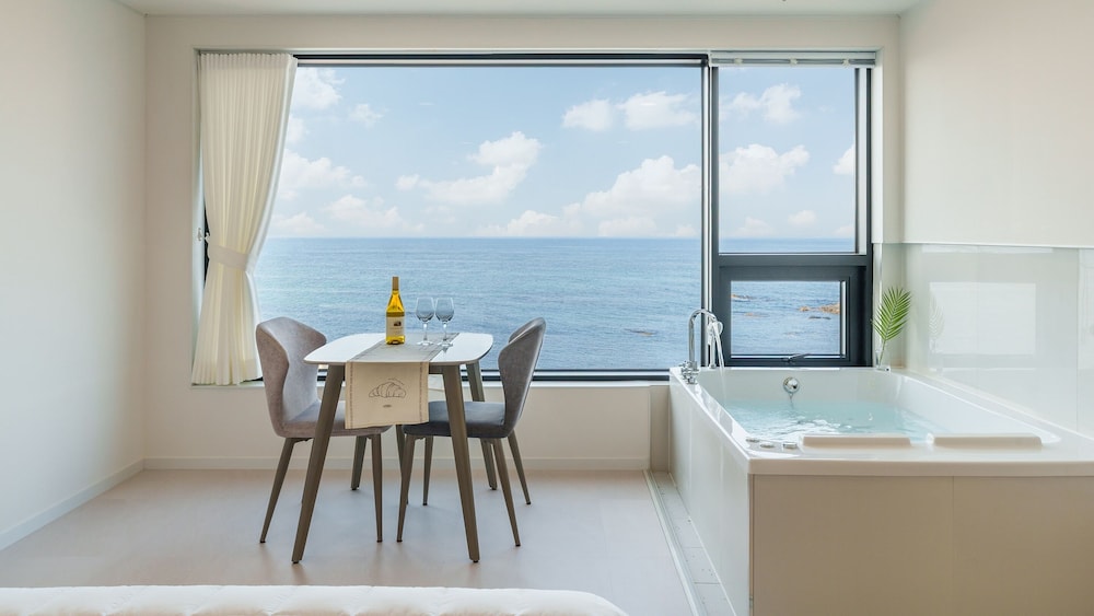 Basic Room, 1 Bedroom (Room 303 (Full Ocean View / Spa))