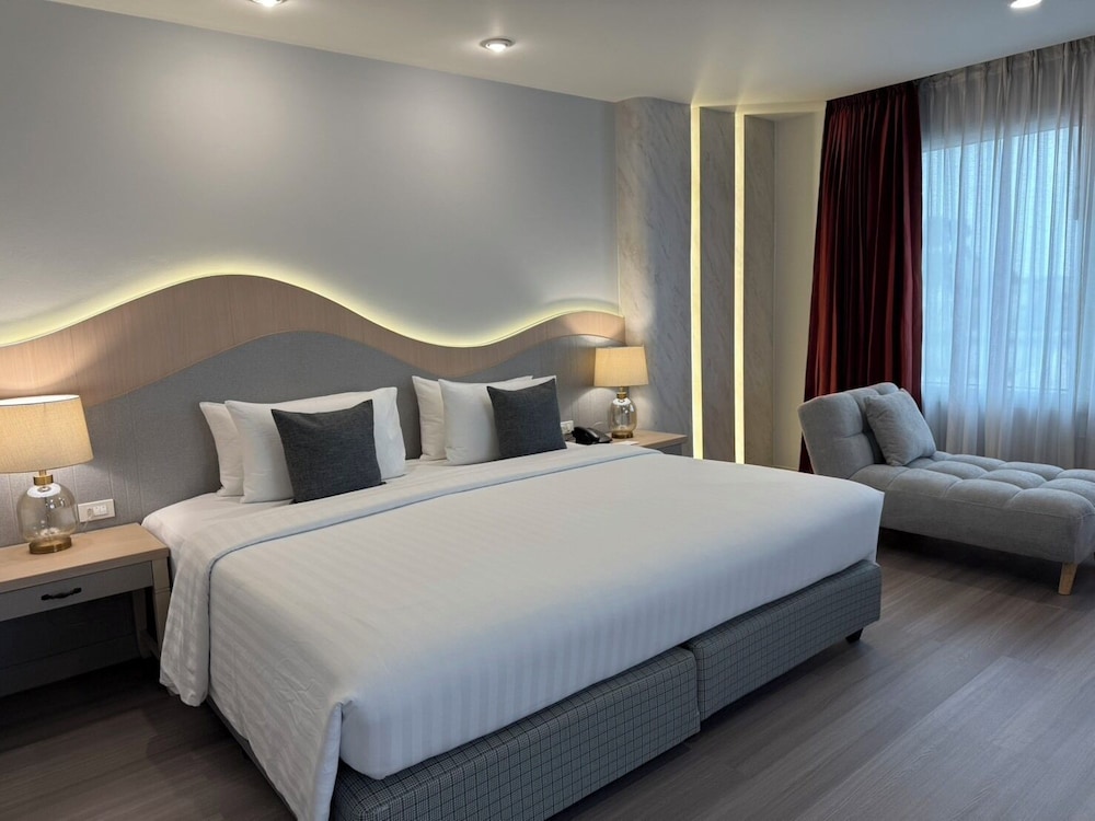 Grand Corner King Bed photo 3