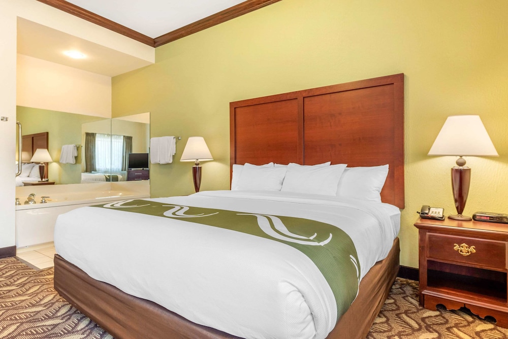 Suite, 1 King Bed, Accessible, Non Smoking photo 1