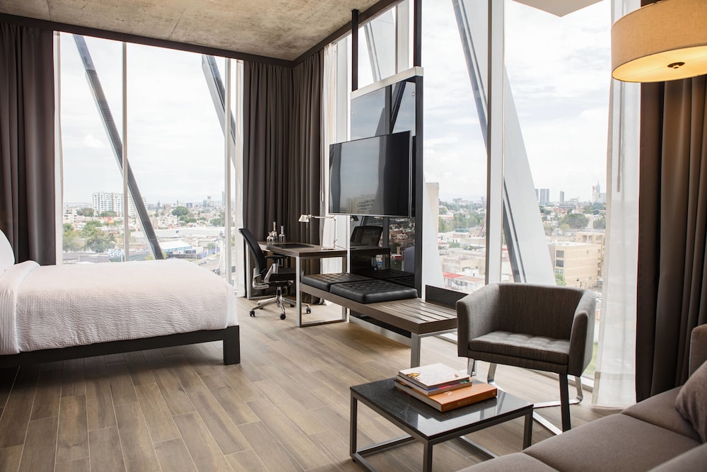 Room, 1 King Bed, City View (Corner) photo 1