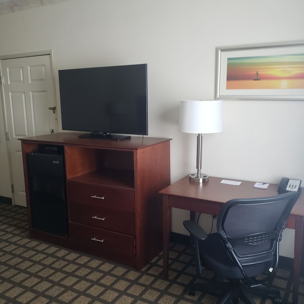Standard Room, 1 King Bed, Jetted Tub photo 3