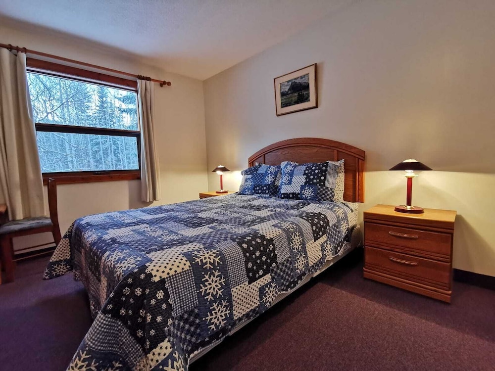 Basic Room, 1 Queen Bed