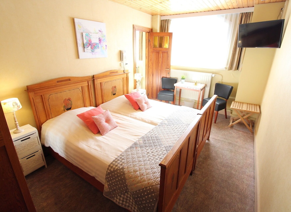 Basic Double Room, 2 Twin Beds photo 1