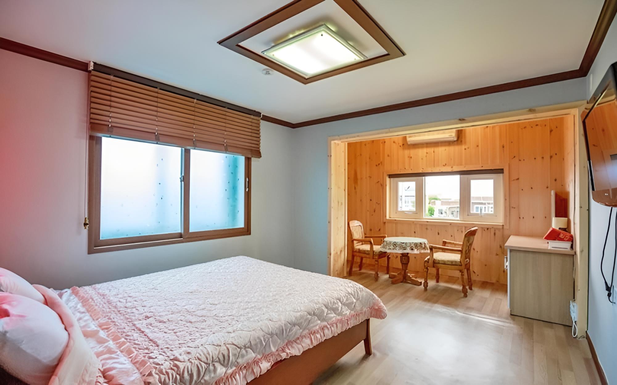 Room (303#) - Photo 8