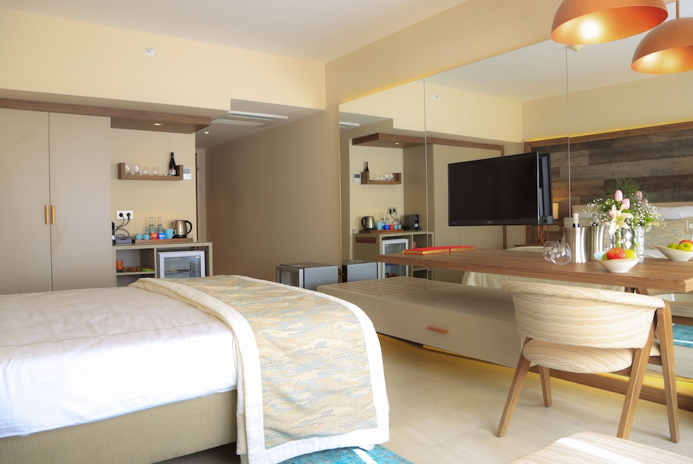 Superior Double Room, Partial Sea View - Photo 1
