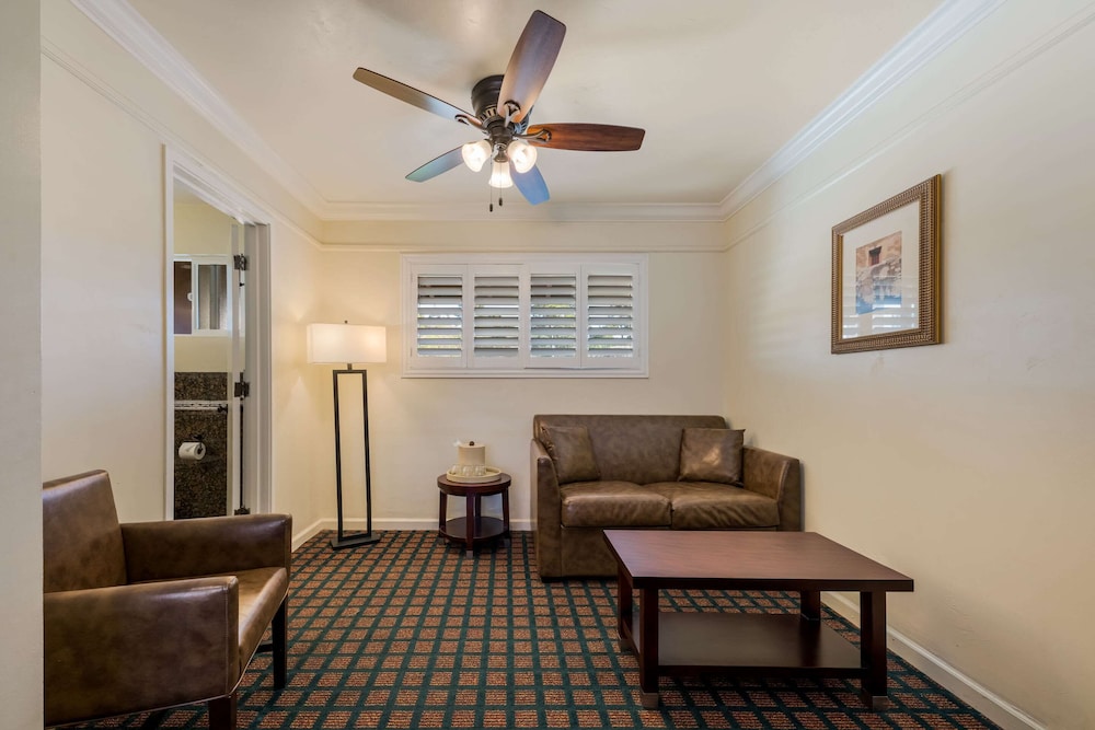 Suite, 1 Queen Bed, Non Smoking - Photo 3
