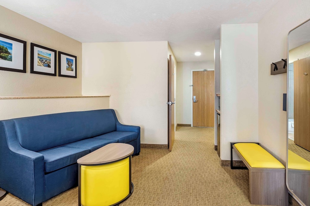 Suite, Multiple Beds, Non Smoking photo 2
