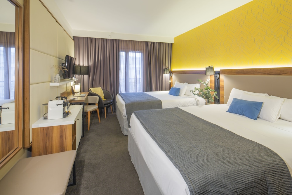 Premium Quadruple Room - Photo 1
