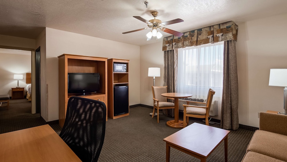 Family Suite, 1 King Bed, Non Smoking, Microwave (No Pets in room type) photo 3