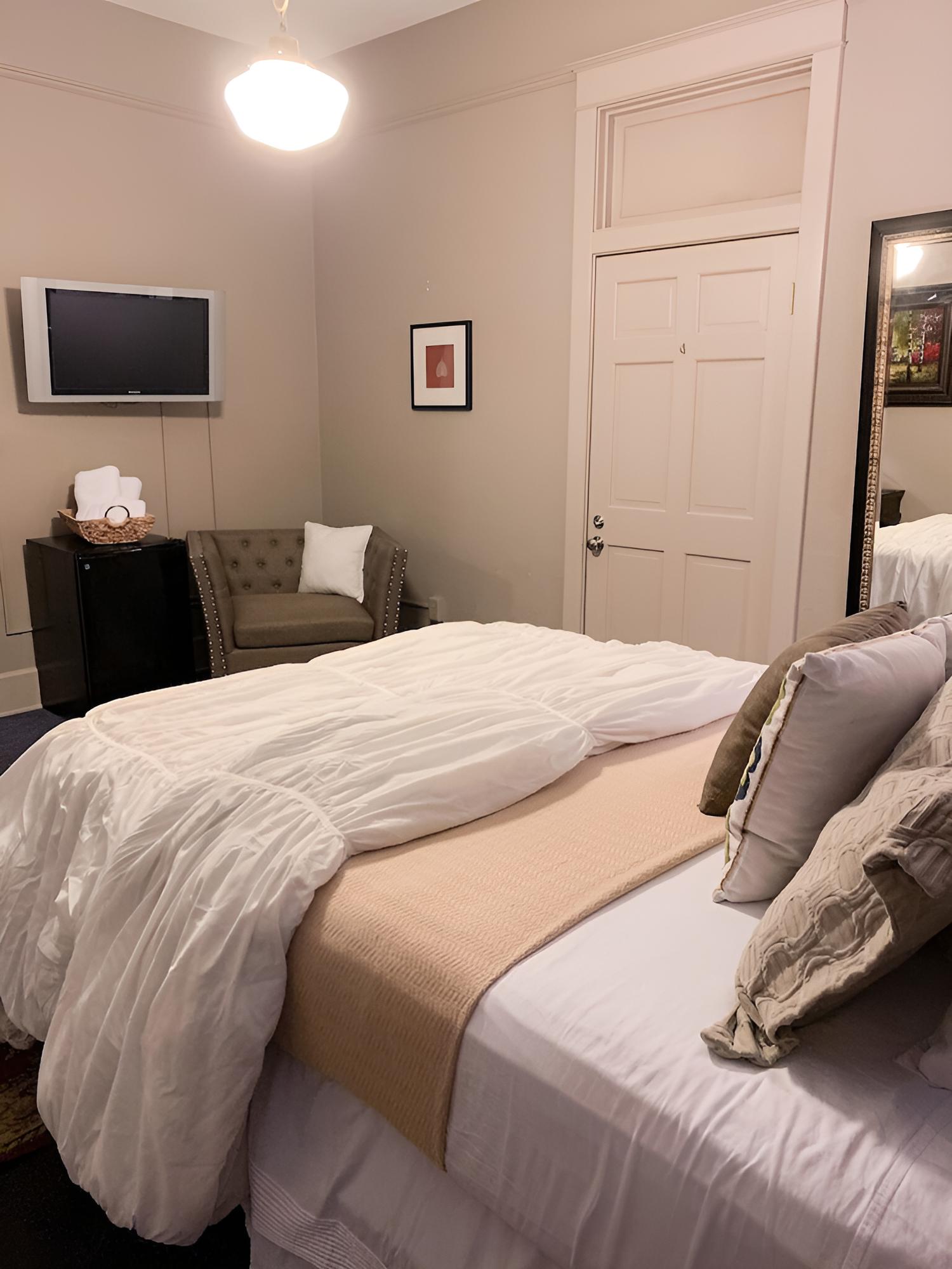 Luxury Room, 1 King Bed, Private Bathroom photo 1