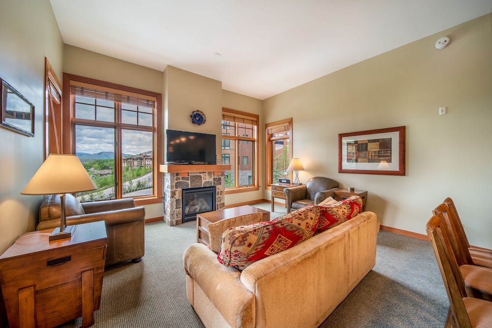Deluxe Condo, 3 Bedrooms, Mountain View photo 2