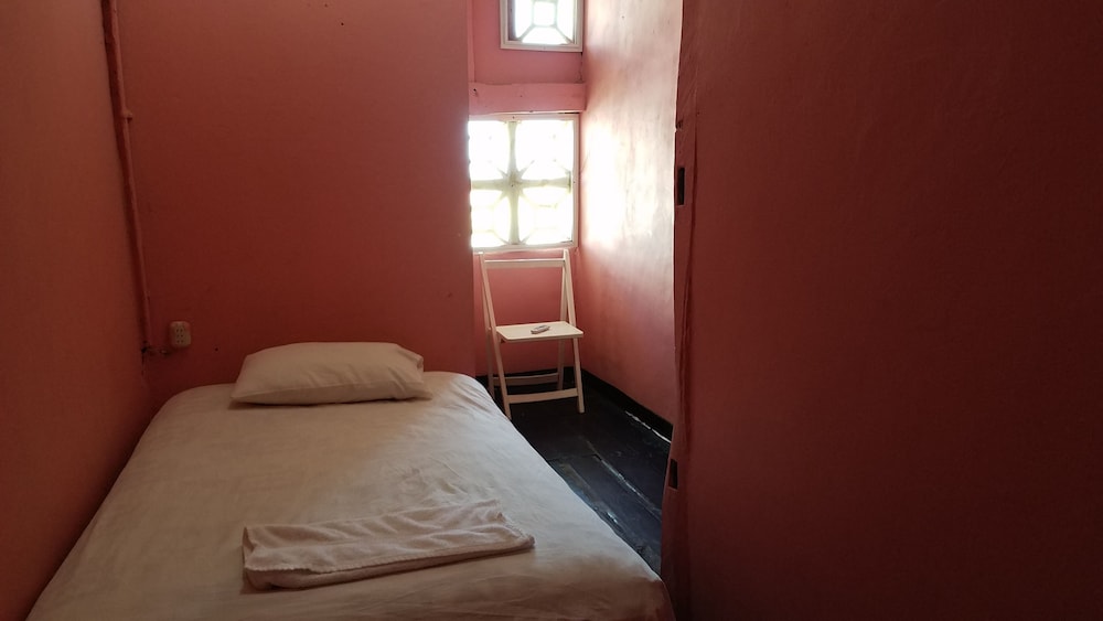 Basic Single Room, 1 Large Twin Bed, Private Bathroom photo 2