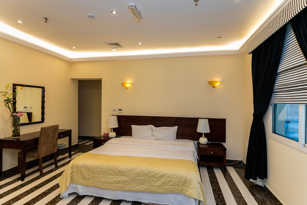 One Bedroom Deluxe Apartment - Photo 3
