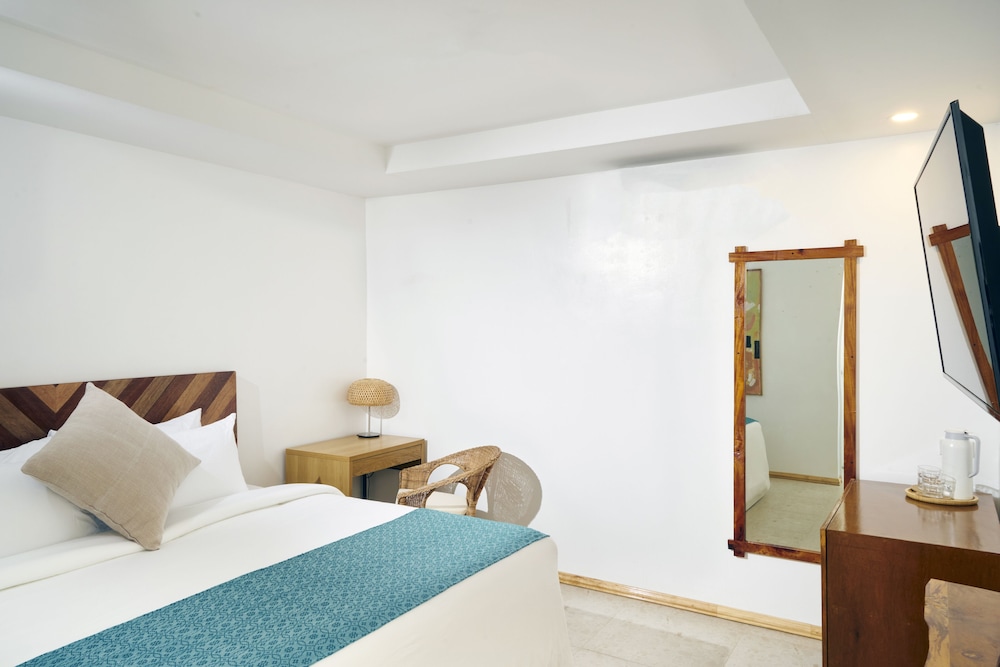 Deluxe Room, Balcony, Partial Sea View - Photo 5