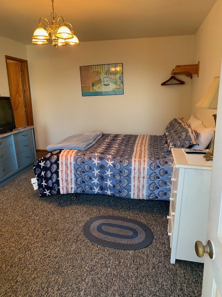 B - 1 Queen Bed with Full Kitchen photo 1