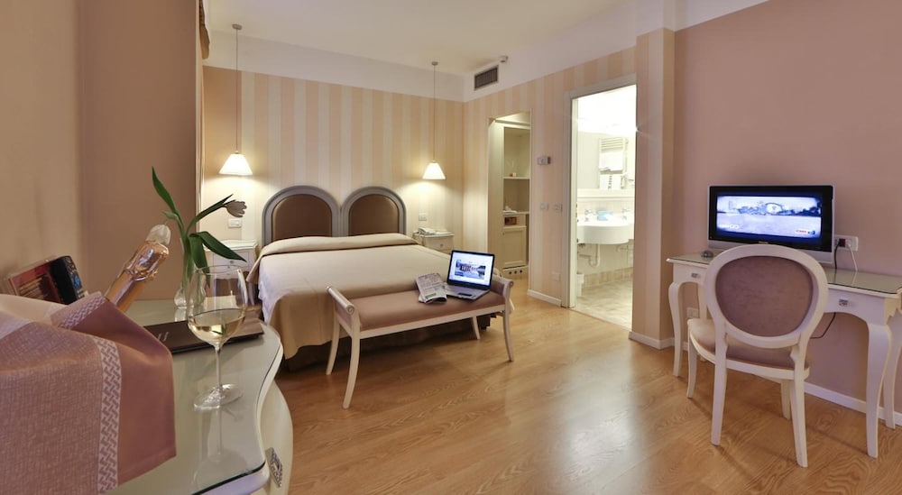 Junior Suite (Deluxe) - Photo 7