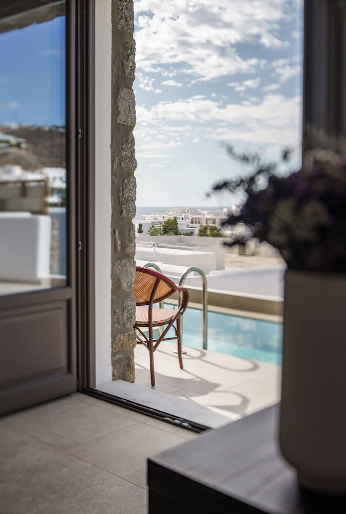 Superior Studio Suite, Poolside - Photo 8