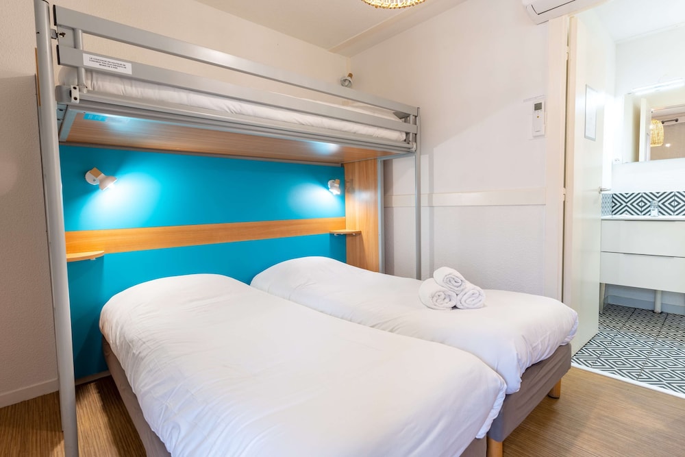 Standard Room, 3 Twin Beds - Photo 17