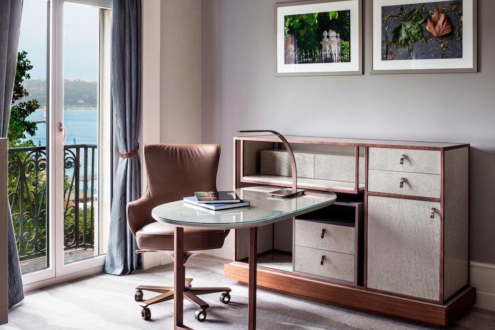 Deluxe Room, 1 King Bed, Lake View