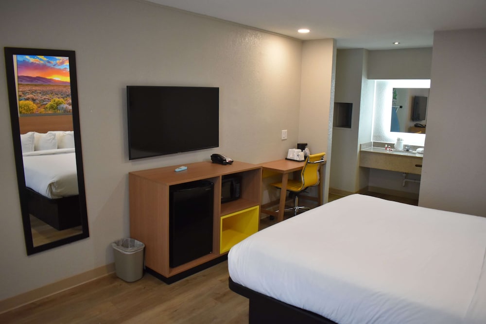 Room, 1 King Bed, Accessible, Non Smoking (Mobility,Hearing,Roll-In Shower) - Photo 2