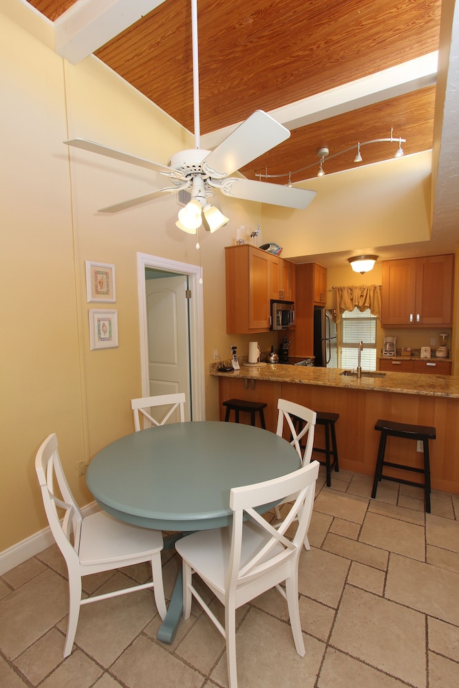Deluxe Condo, 2 Bedrooms, 2 Bathrooms, Poolside photo 2