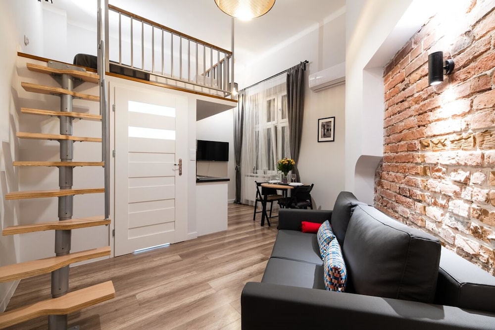 Apartment (1C)