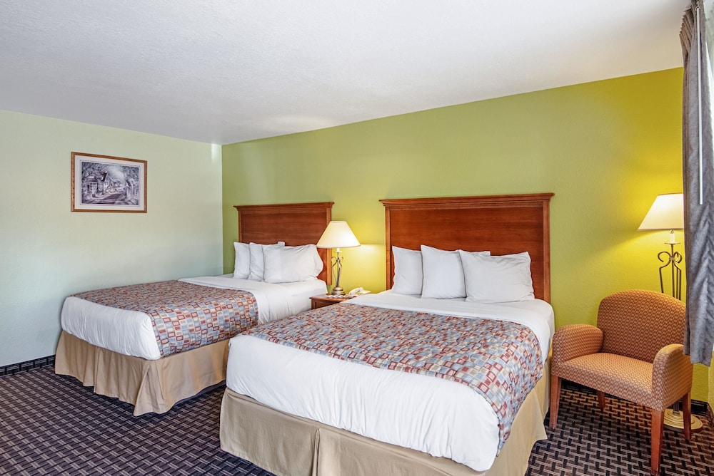 Standard Room, 2 Queen Beds, Non Smoking - Photo 3