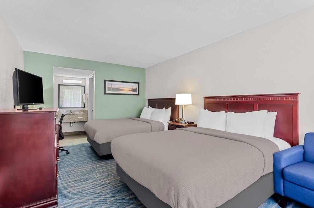 Standard Room, 2 Queen Beds, Non Smoking - Photo 1