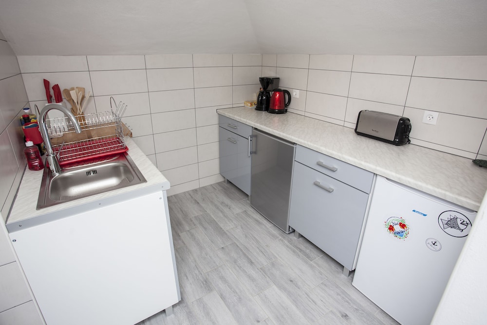 Double Room, Private Bathroom - Photo 2