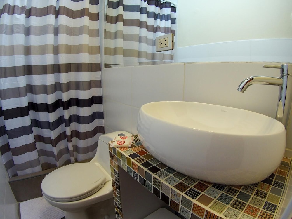 Basic Double Room, 1 Queen Bed, Ensuite photo 3