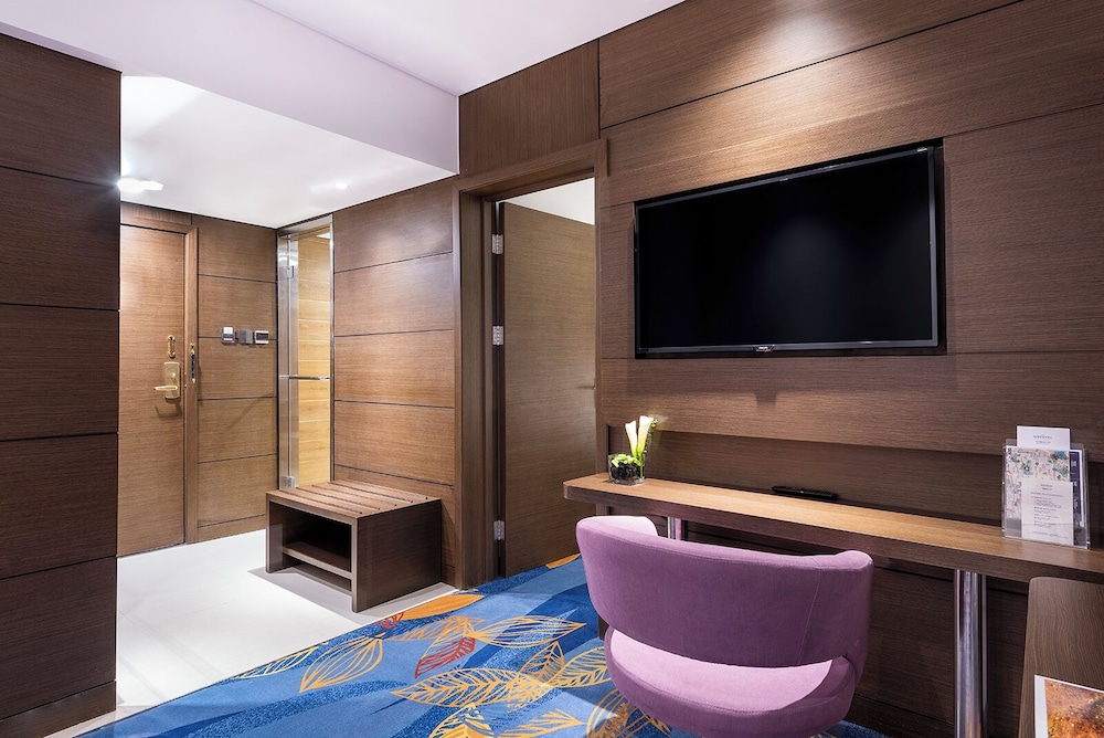 Superior Suite Queen Size Bed - Photo 2