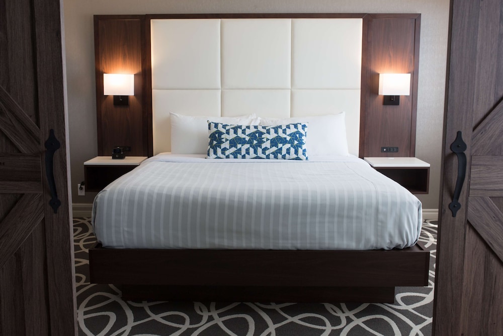 Preferred Suite, 1 King Bed with Sofa bed - Photo 3