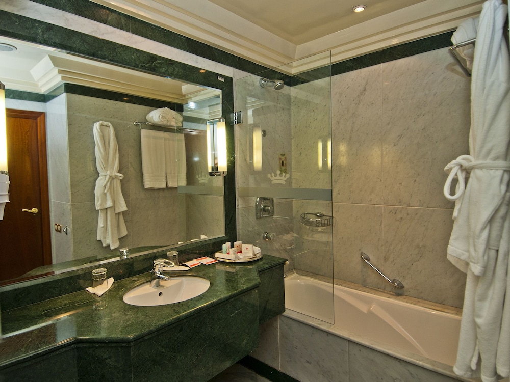 Royal Suite, 1 King Bed - Photo 8