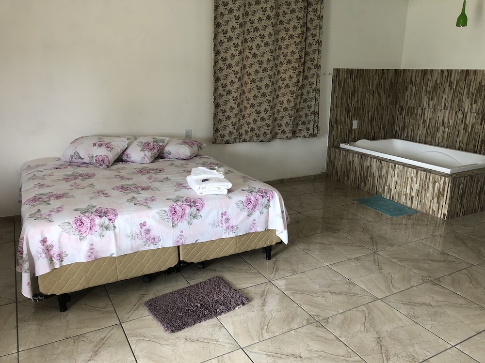 Deluxe Chalet, 1 Queen Bed, Jetted Tub, Courtyard View photo 3