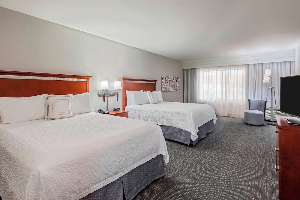 Room, 2 Queen Beds (Mobility/Hearing Accessible, Tub) photo 3