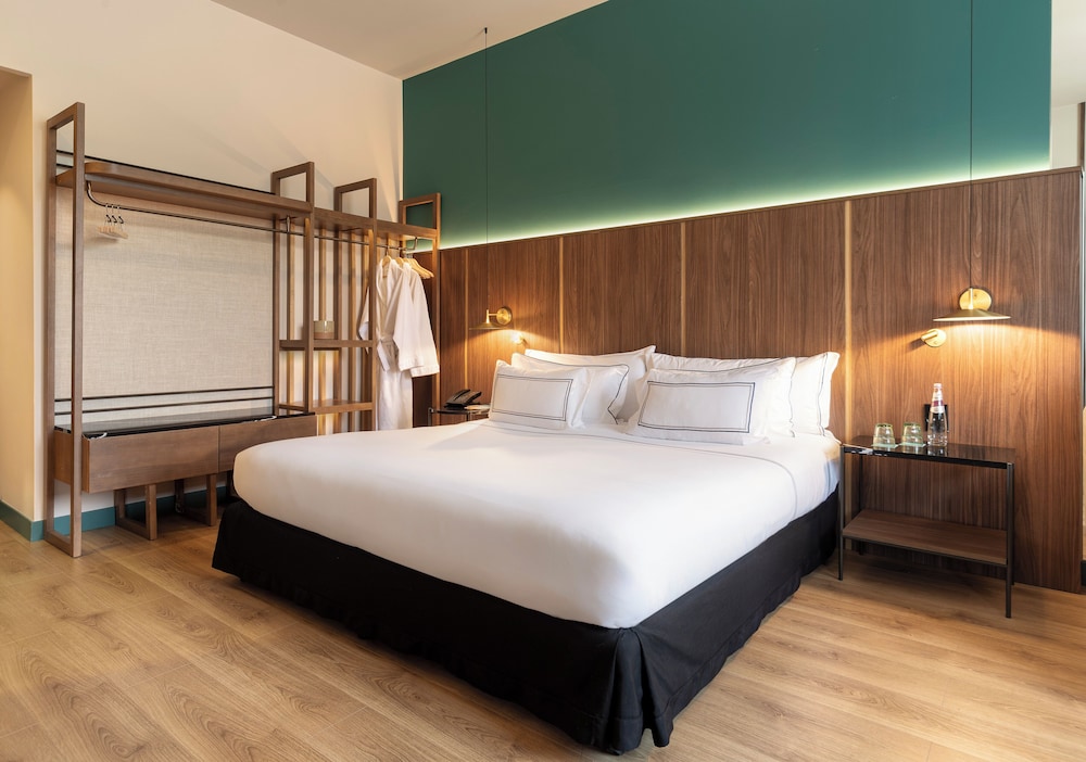 The Level Premium Room and Lounge Access - Photo 3