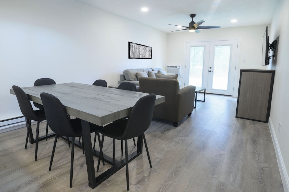 Suite, 2 Bedrooms - Photo 13