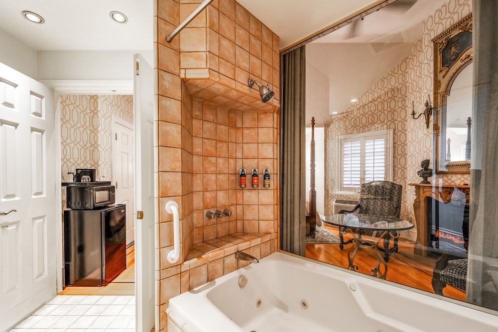 Signature Suite, 1 King Bed, Balcony - Photo 15