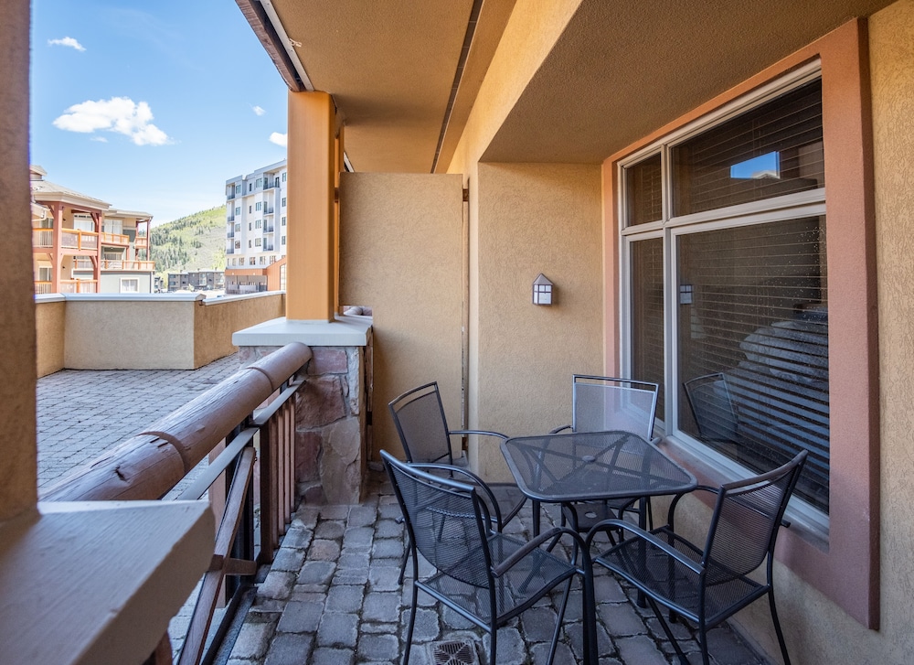 Luxury Condo, 2 Bedrooms, Mountainside photo 2