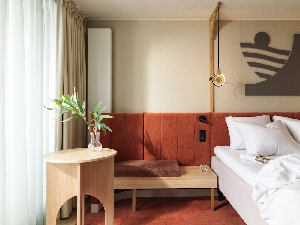 Design Double Room, 1 King Bed, Partial Ocean View - Photo 4