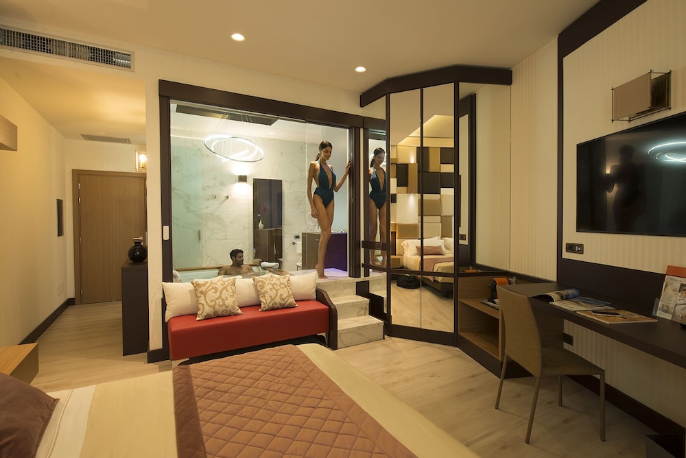 Suite (Jacuzzi) - Photo 3
