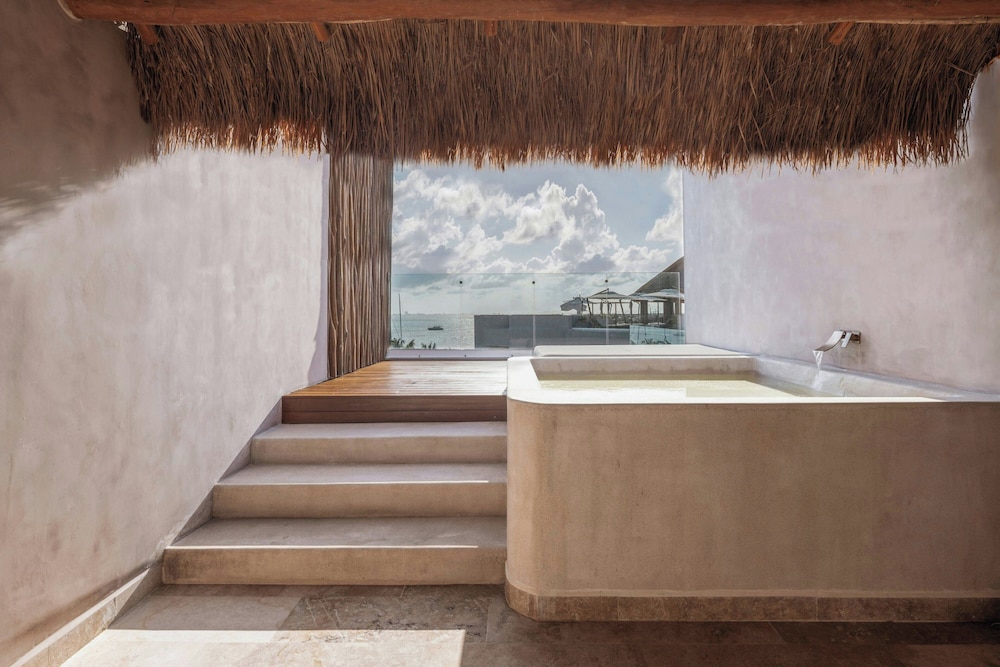 Junior Suite, 1 King Bed, Balcony, Oceanfront thumbnail 5