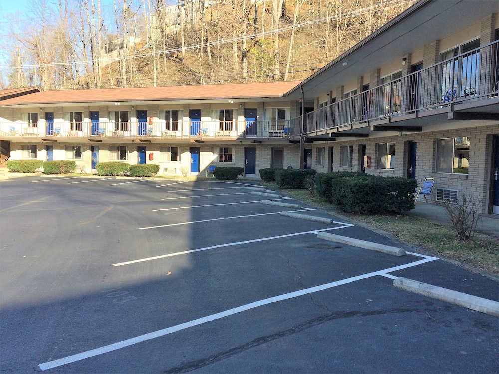 Standard Room, 2 Queen Beds (Courtside - Pet Friendly) - Photo 4