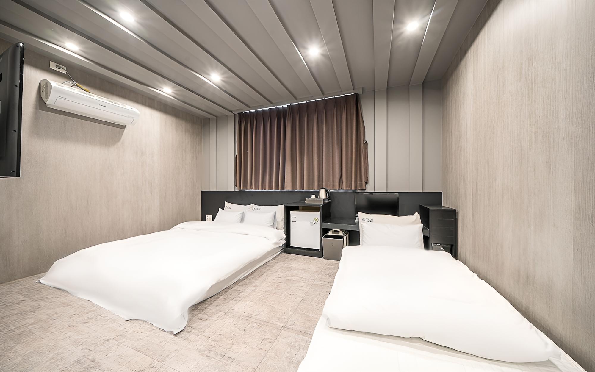 Room (Twin) - Photo 1