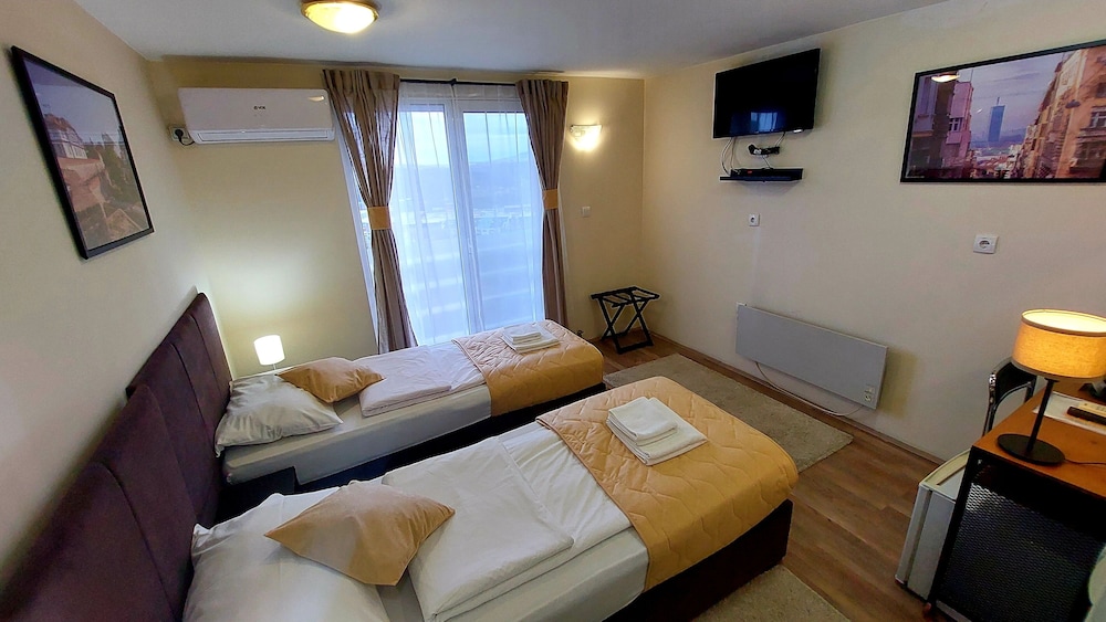 Standard Twin Room, 2 Twin Beds - Photo 10