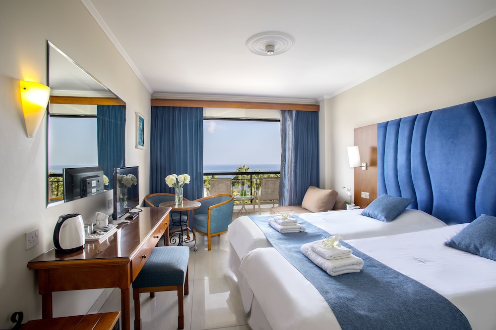 Classic Double or Twin Room, 1 Bedroom, Balcony, Partial Sea View photo 3
